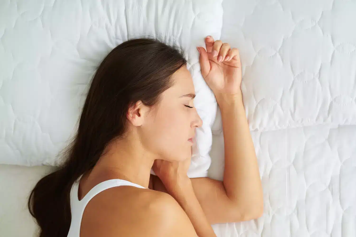 Personne dormant confortablement sur le côté, avec un coussin entre les genoux