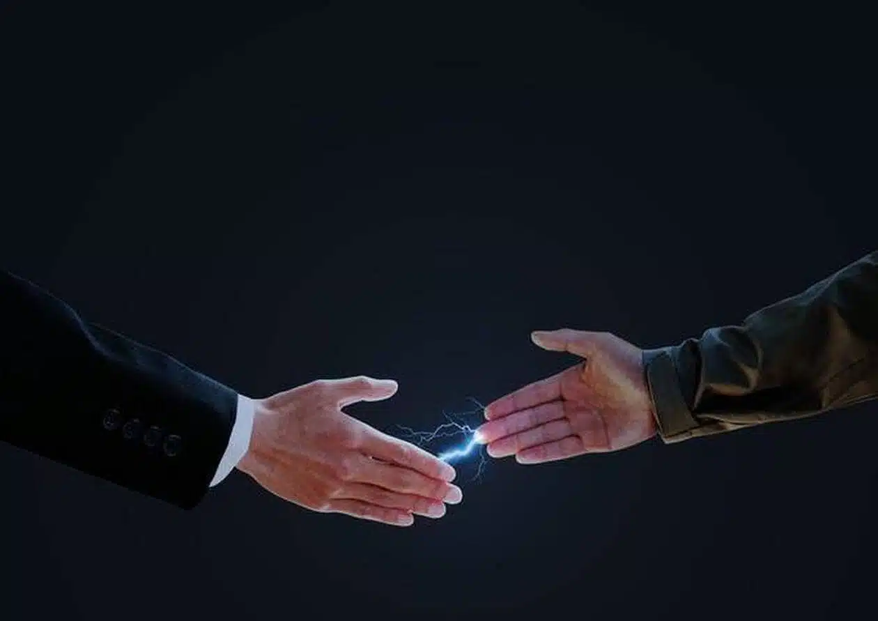 Personne surprise par une décharge électrique