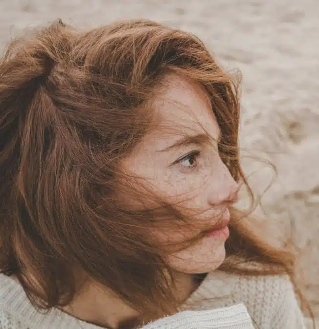 Visage parsemé de taches de rousseur sur le nez et les pommettes