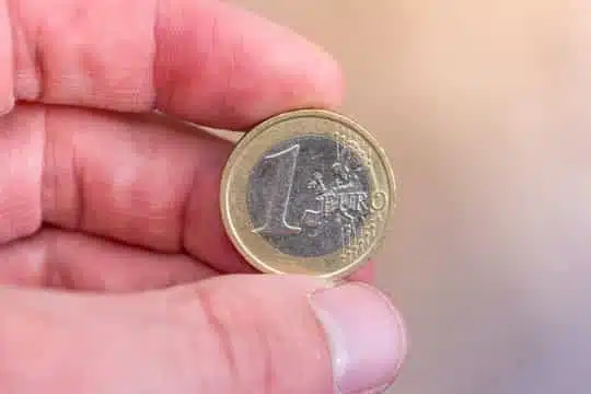 Expert examinant une pièce rare