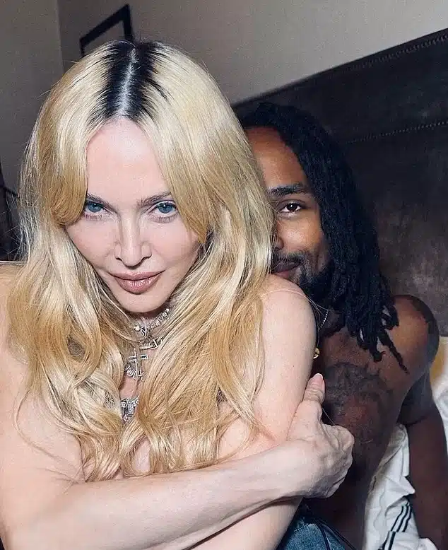 Détail des mains de Madonna sur les photos