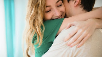 Couple échangeant un regard complice dans un moment d'intimité