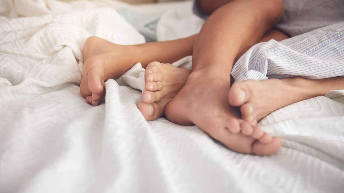 Couple profitant d'un moment calme après la naissance