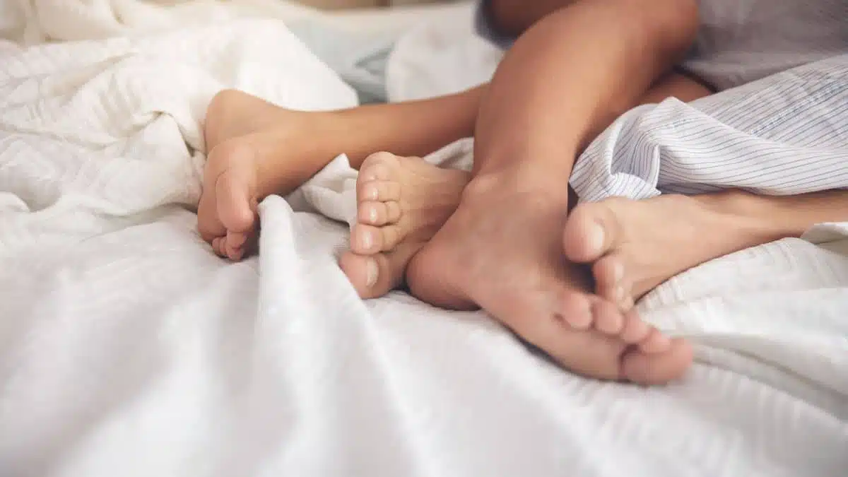 Couple profitant d'un moment calme après la naissance