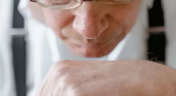 Femme âgée sentant une fleur