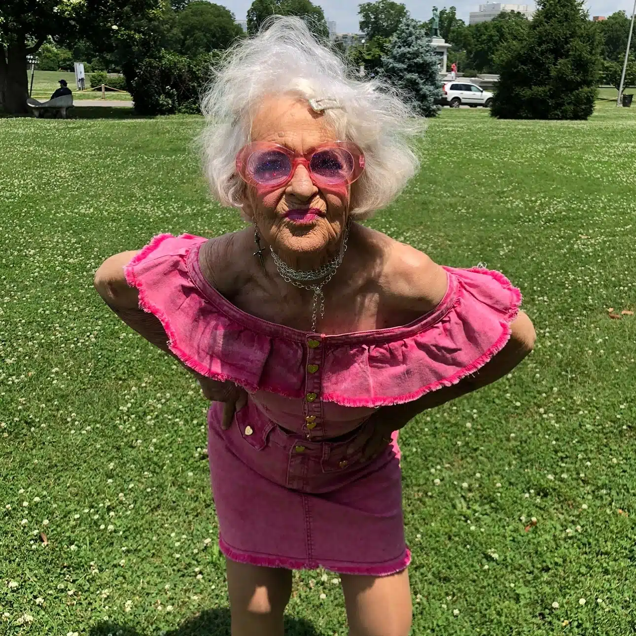 Baddie Winkle souriante, portant une tenue fantaisiste et colorée