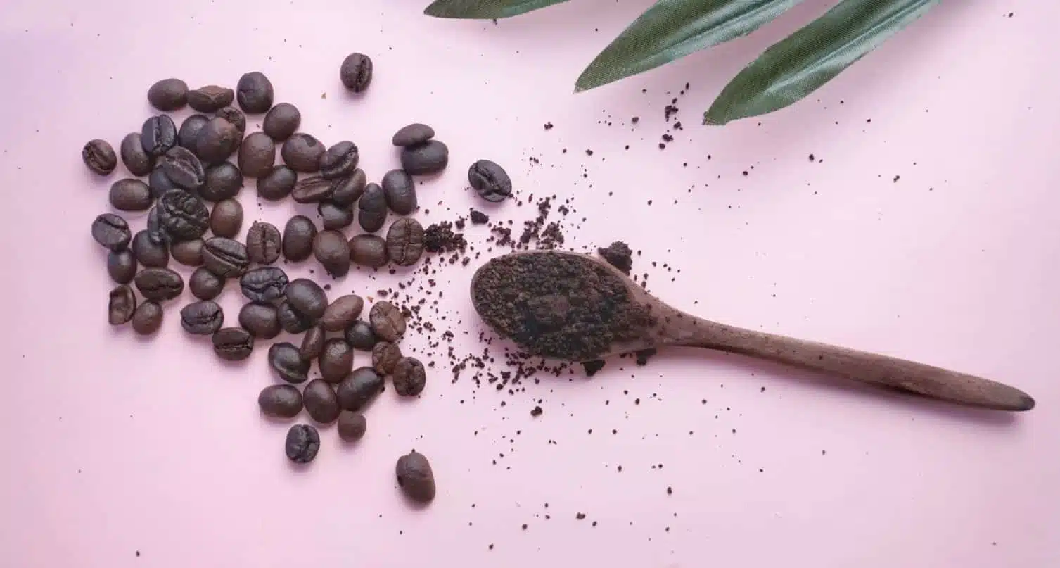 Femme appliquant du café sur ses cheveux