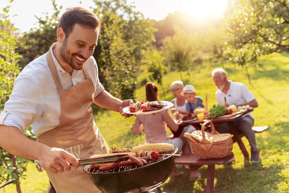 Personnes âgées cuisinant ensemble