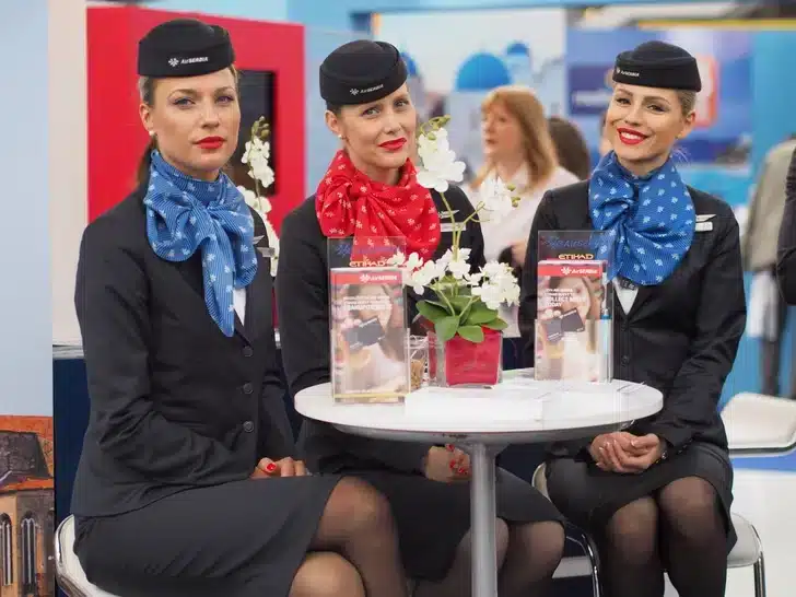 Hôtesses en uniforme dans un avion