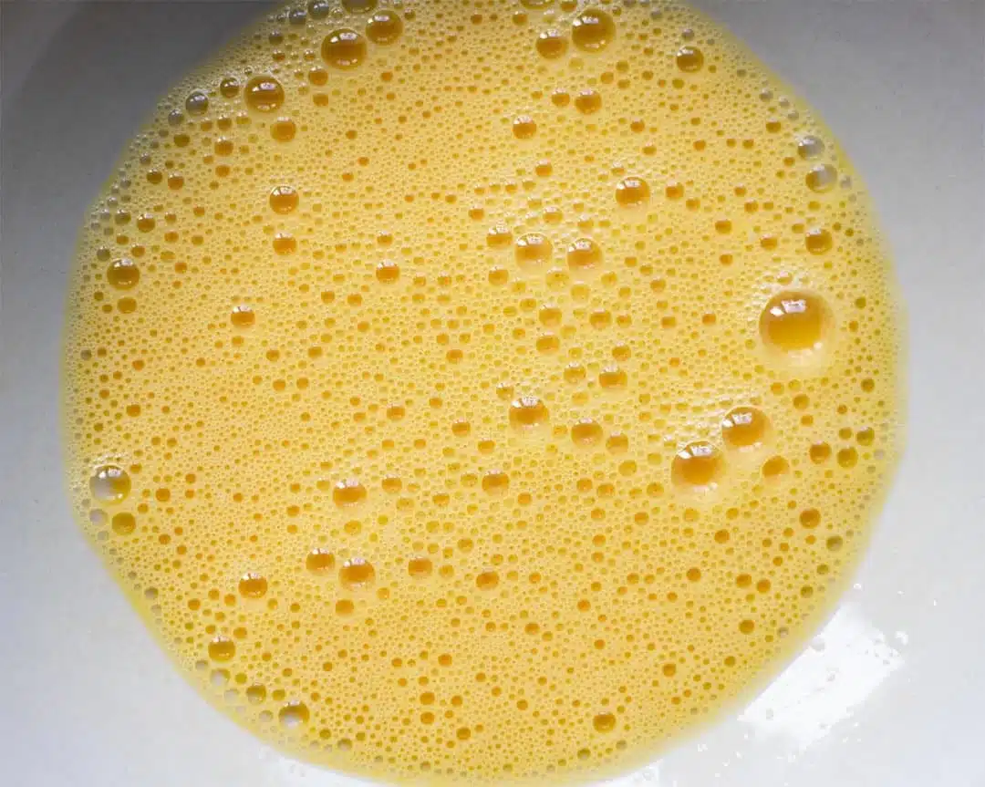 Œufs battus prêts à être cuisinés