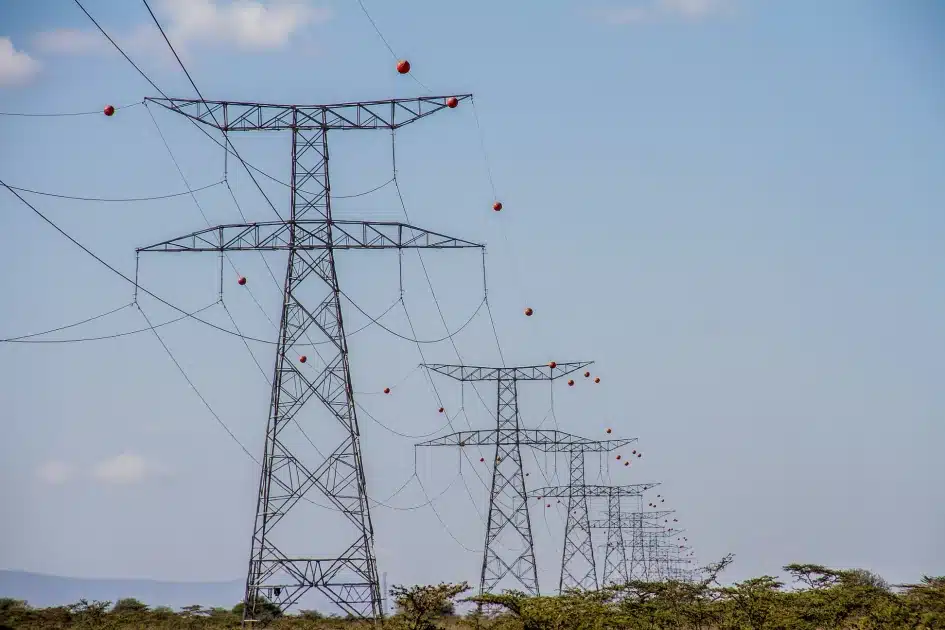 Sphères de balisage aérien orange et blanches sur ligne électrique