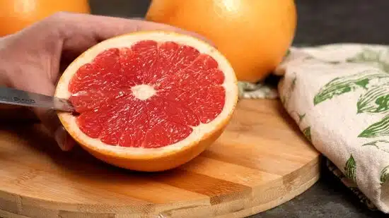Pamplemousse coupé en deux