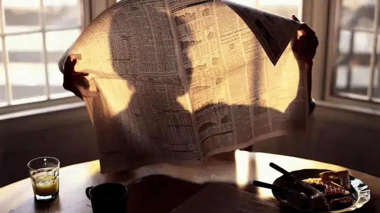 Vieille coupure de journal jaunie avec un article sur un événement passé