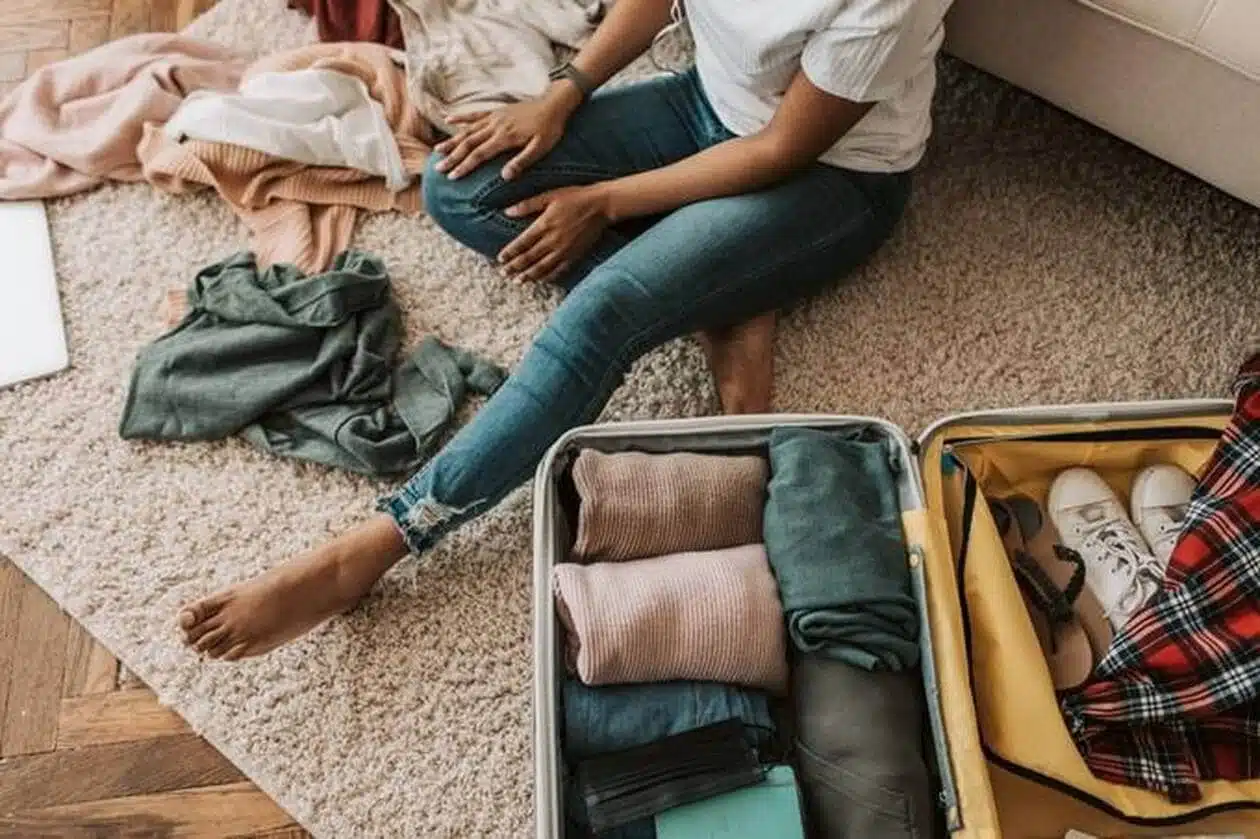 Valise ouverte montrant des vêtements
