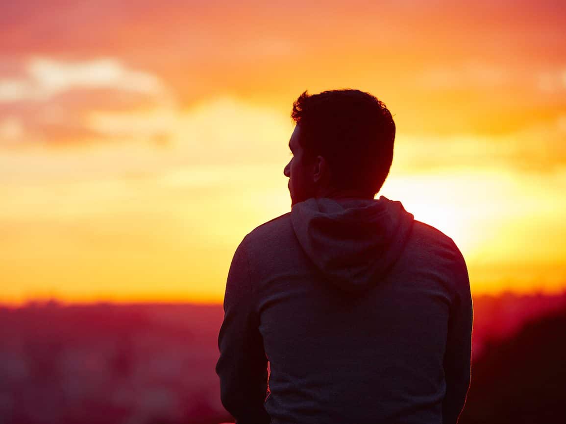 Deux personnes marchant et discutant dans un parc ensoleillé, symbolisant une amitié simple et vraie