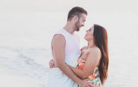 Couple heureux, l'homme musclé et la femme aux formes généreuses