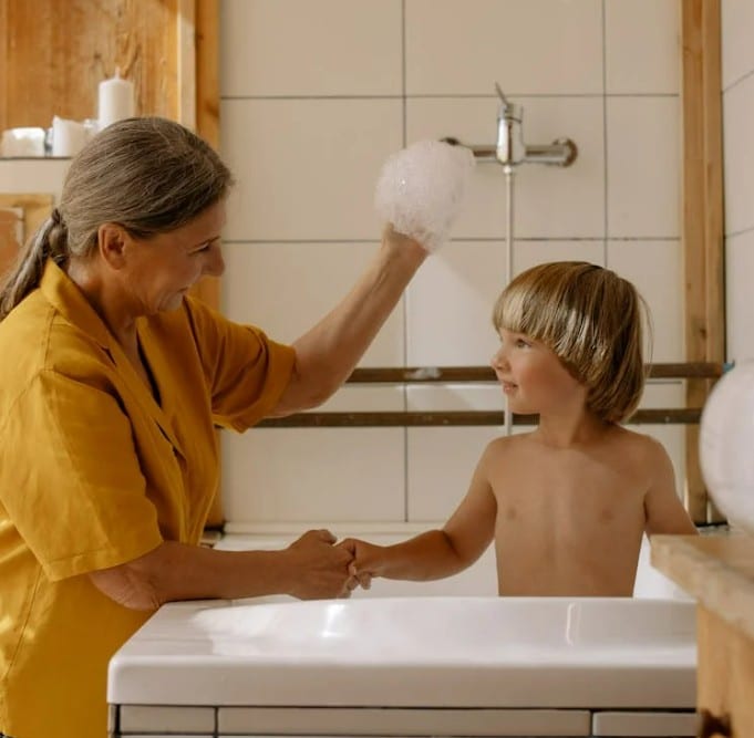 Rides du sourire autour des yeux, pattes d'oie