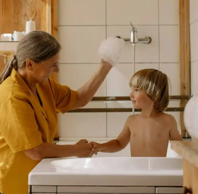 Rides du sourire autour des yeux, pattes d'oie