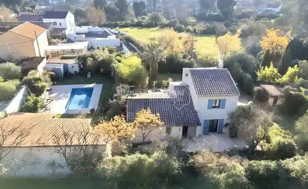 Illustration d'une maison avec des documents fiscaux