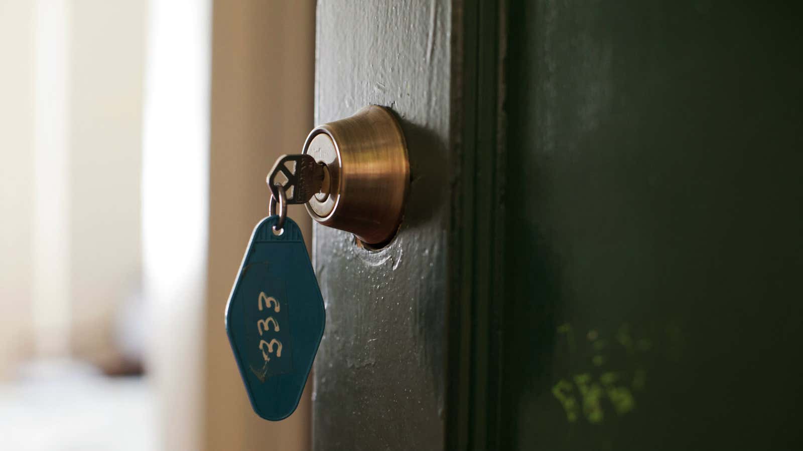 Clé dans une serrure avec une ambiance dramatique