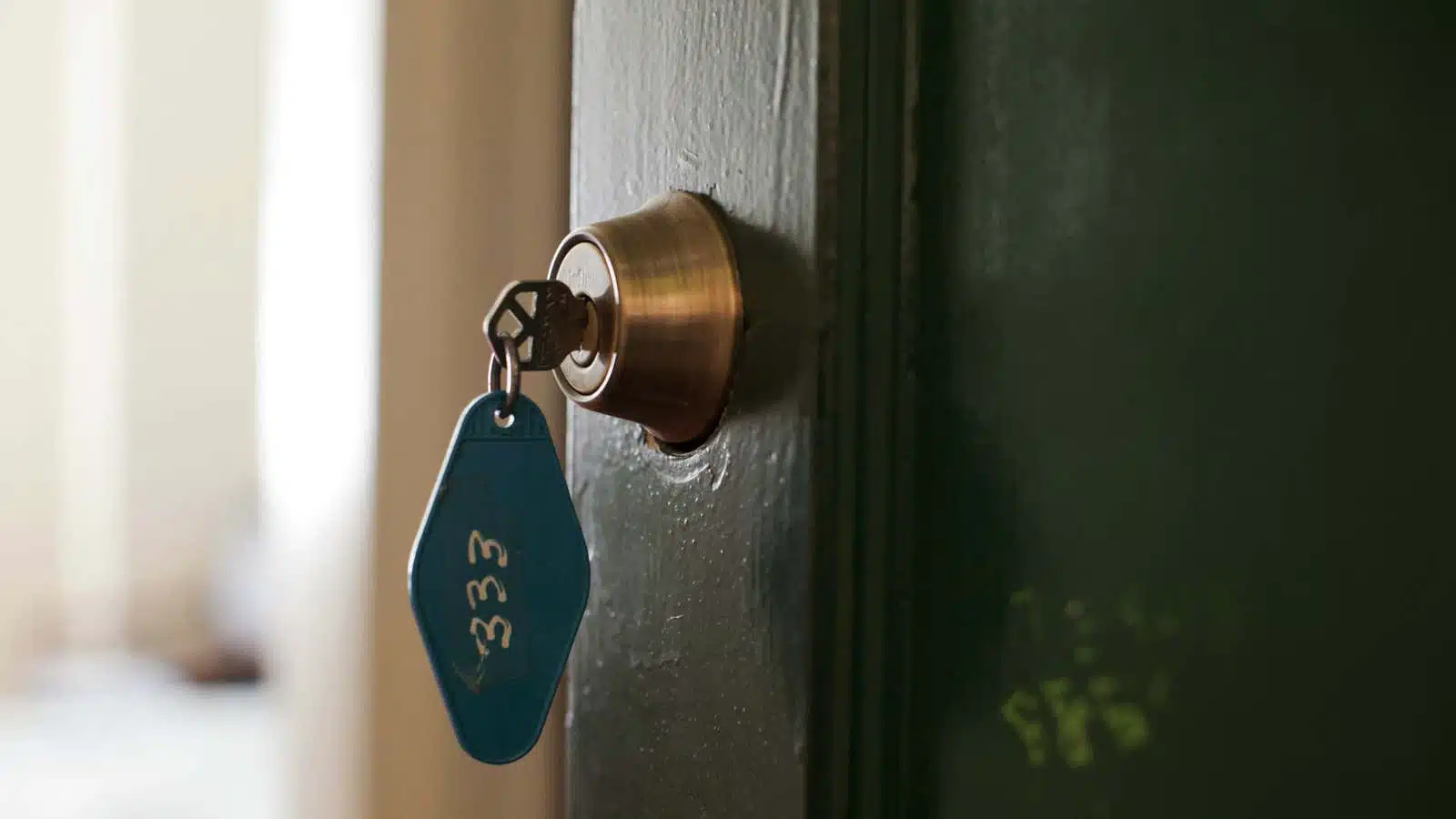 Clé dans une serrure avec une ambiance dramatique