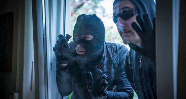 Police intervenant de nuit