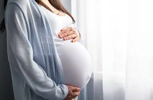Couple heureux discutant du projet bébé