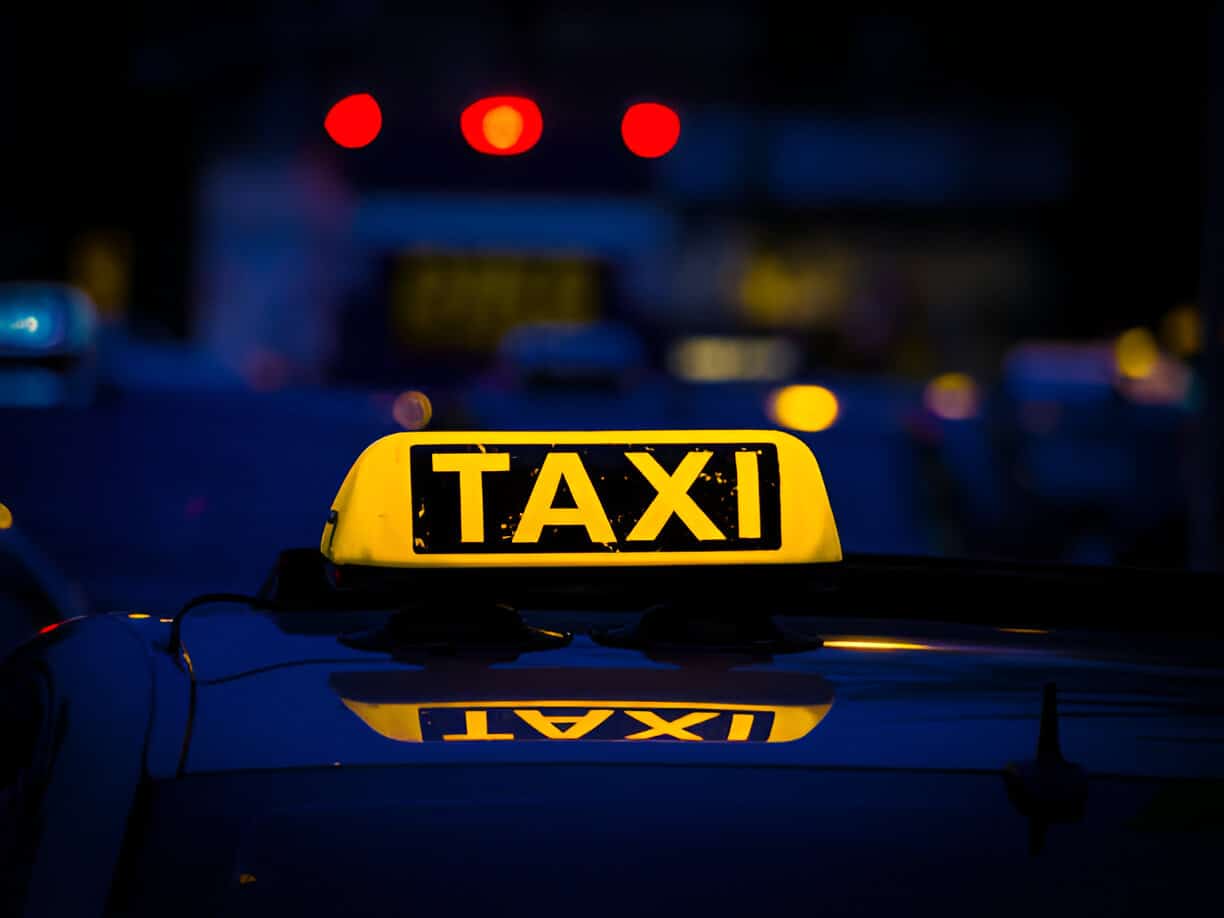 Scène nocturne d'une voiture arrêtée