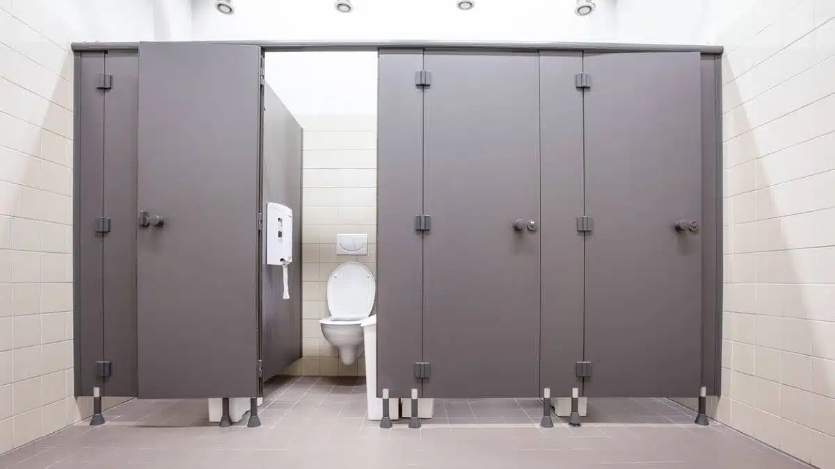 Système de ventilation dans les toilettes publiques