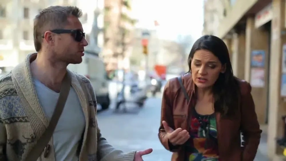 Deux femmes riant lors d'une conversation