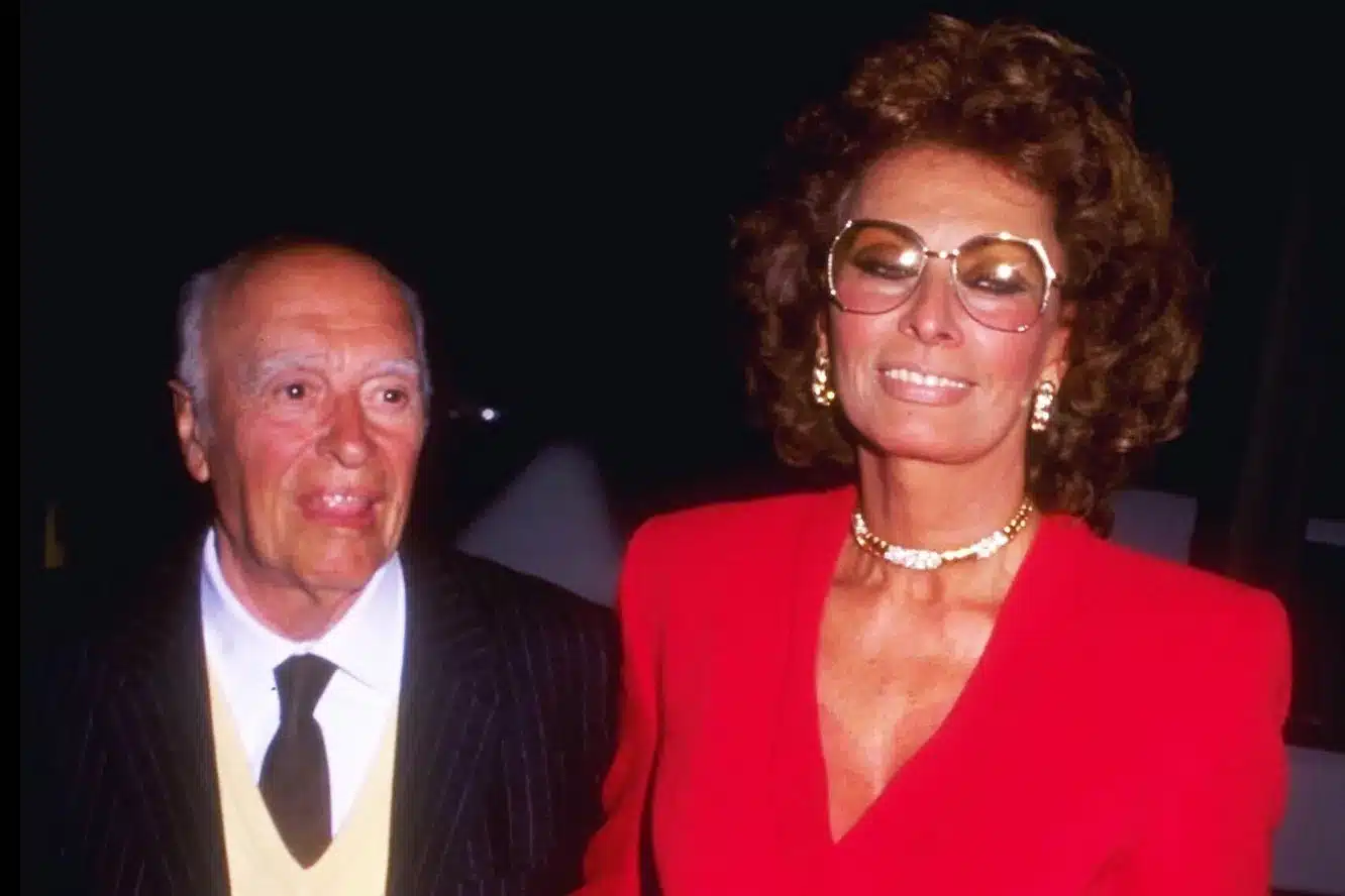 Sophia Loren et Carlo Ponti souriants en extérieur
