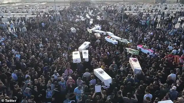 Foule en deuil après la tragédie