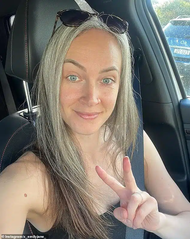 Femme aux cheveux gris assumant son apparence naturelle
