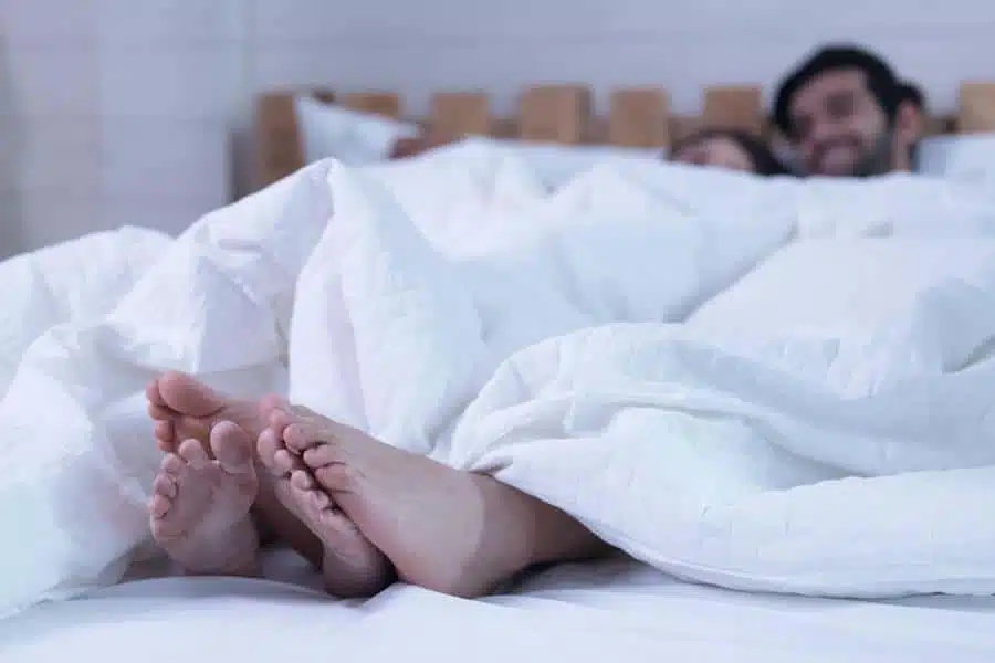 Couple d'âge mûr partageant un moment complice