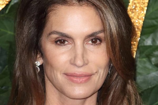 Cindy Crawford souriante et naturelle, incarnant une philosophie de vie sereine