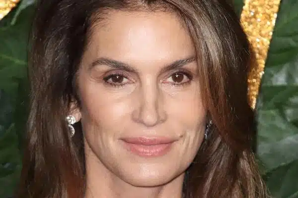 Cindy Crawford souriante et naturelle, incarnant une philosophie de vie sereine