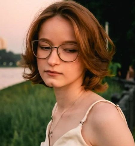 Menton avec un creux ou une fossette caractéristique