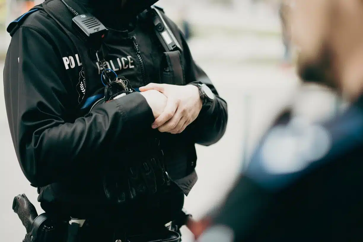 Un homme âgé, vêtu d'un peignoir, regarde par la fenêtre d'une station-service