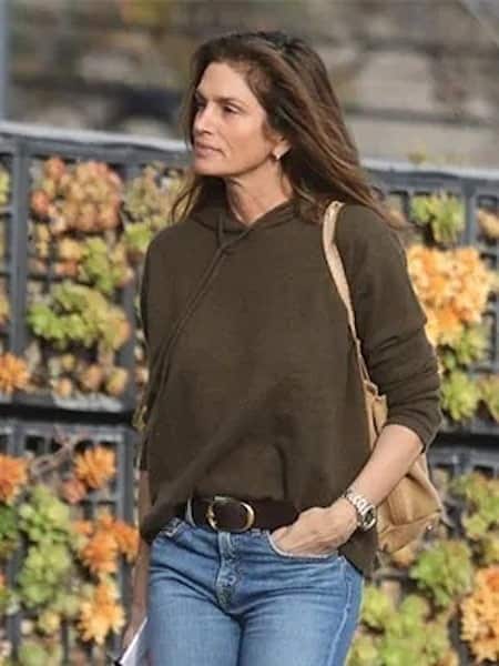 Portrait de Cindy Crawford, rayonnante et sereine, symbolisant une beauté apaisée