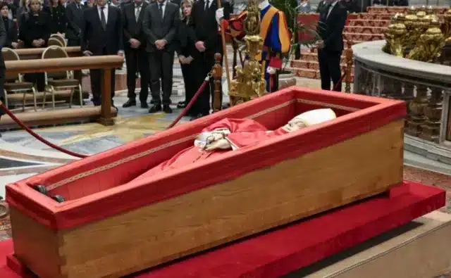 Objets funéraires du pape François