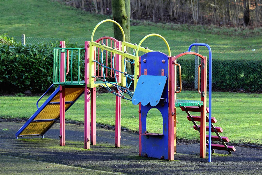 Enfant sans-abri dormant dans un parc