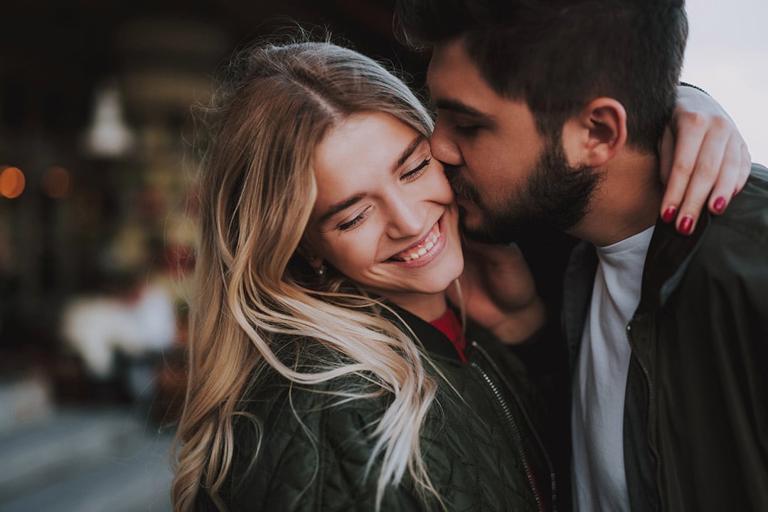 Couple moderne discutant dans un cadre lumineux