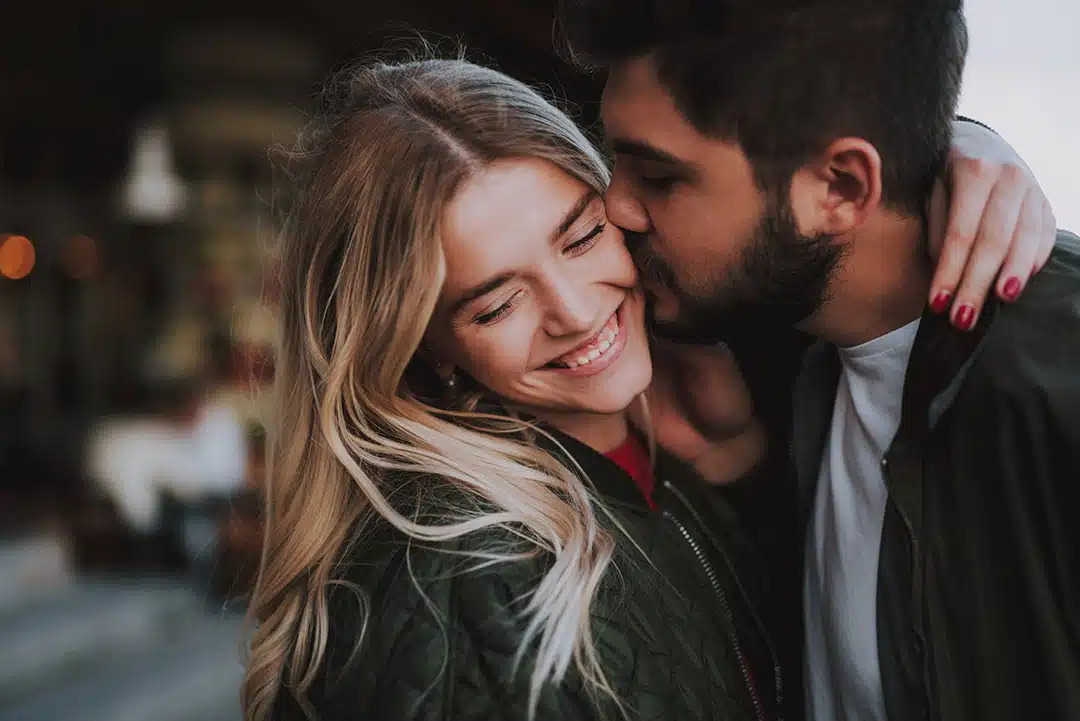Couple moderne discutant dans un cadre lumineux