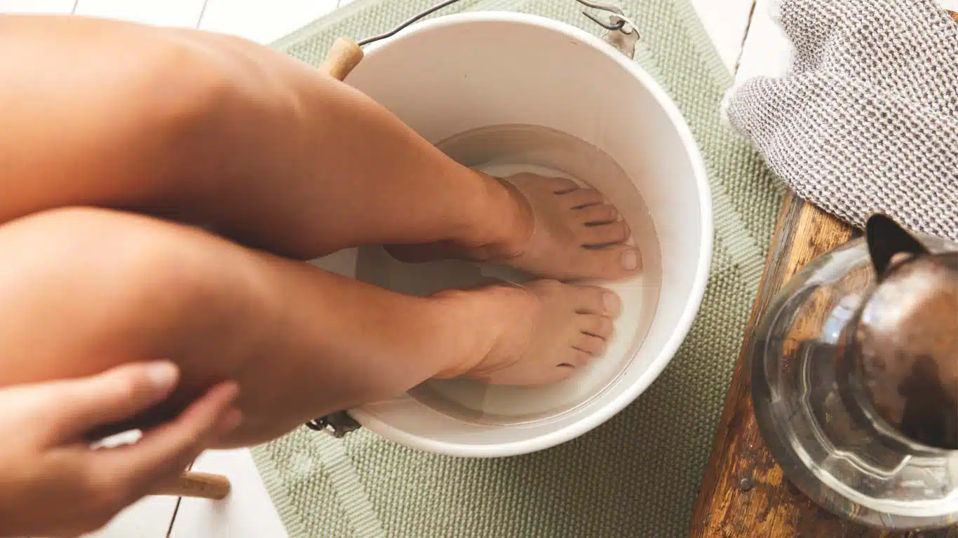 Préparation d'un bain de pieds