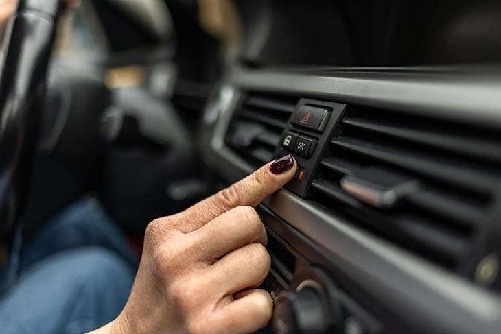 Appuyer sur un bouton de la voiture