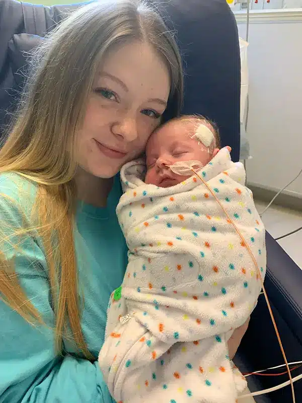 Nouveau-né Karson sous surveillance médicale, entouré d'amour