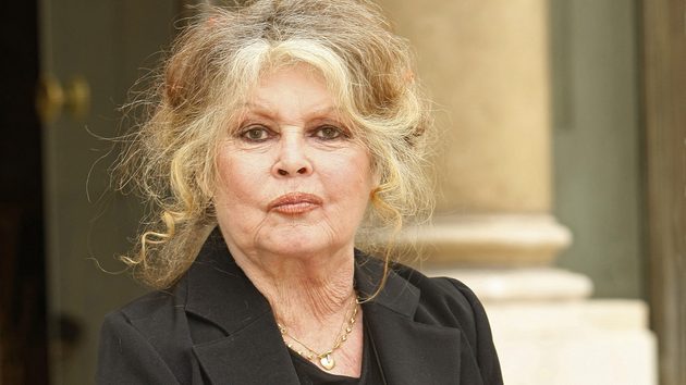 Brigitte Bardot plus âgée, souriante