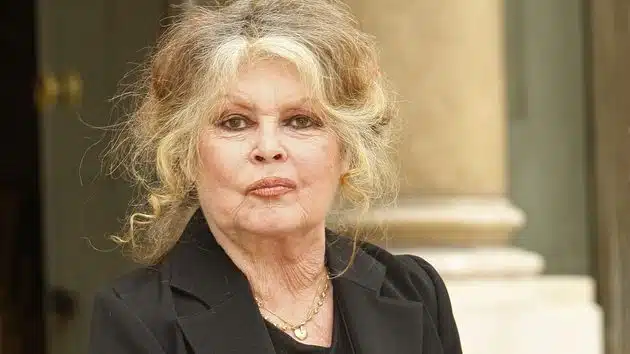 Brigitte Bardot plus âgée, souriante