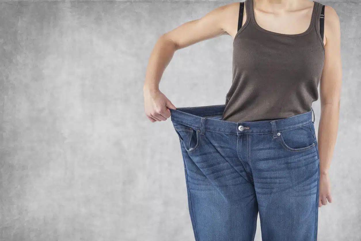 Personne se pesant sur une balance