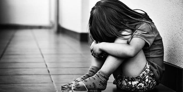 Ce pédophile a été arrêté avec des photos de cette petite fille